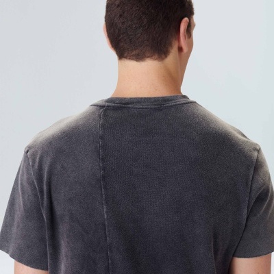 T-shirt cinza escuro masculina vista de trás