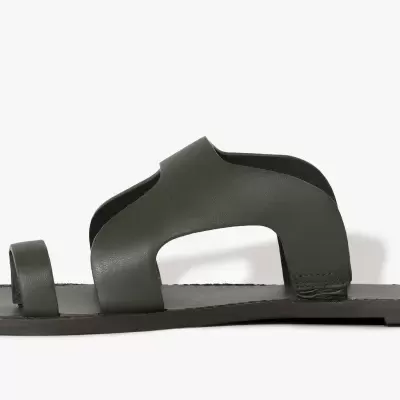 Sandália masculina preta em pele com tiras simples sobre fundo branco