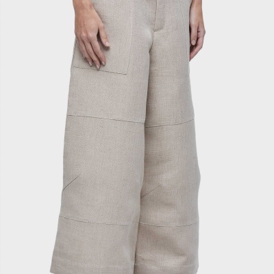 calças largas beiges de tecido com sandálias pretas