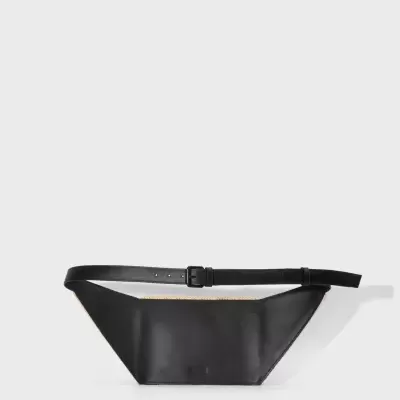 Mala cinto preta com fivela ajustável e formato geométrico.