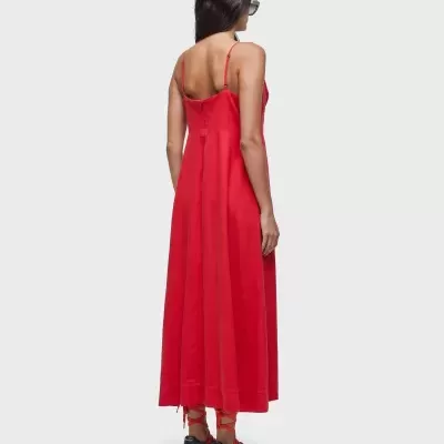 Vestido vermelho comprido com alças finas visto de costas