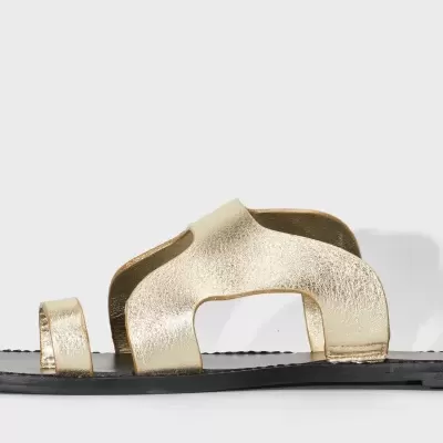 Sandália plana dourada com tiras em pele e sola preta