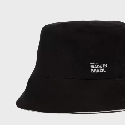 Chapéu bucket preto com inscrição branca OSKLEN MADE IN BRAZIL
