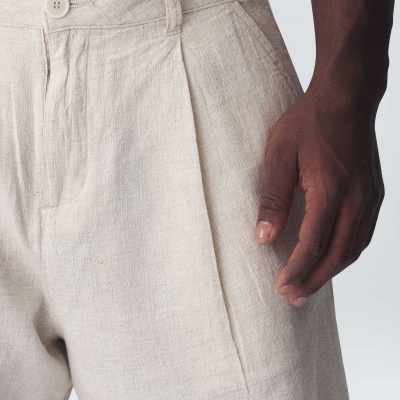 Calções bege claro com textura de linho e botão branco