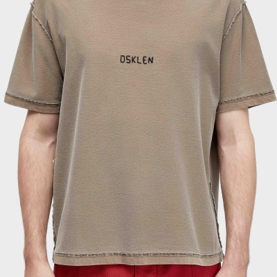T-shirt bege com bordado OSKLEN no peito e costuras desgastadas