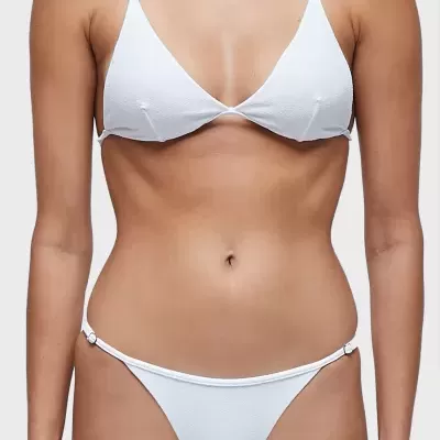 Biquíni branco de duas peças com sutiã triangular e calções baixos