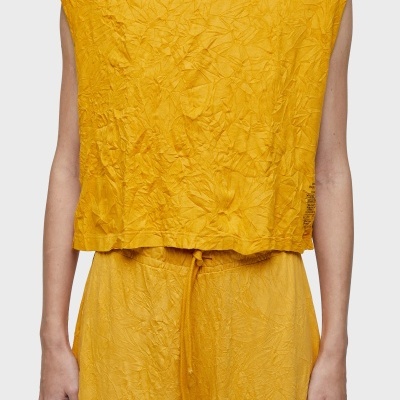 Top amarelo sem mangas com textura enrugada