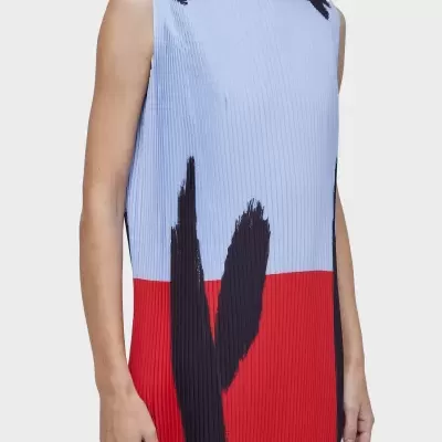 vestido plissado azul claro, vermelho e preto sem mangas