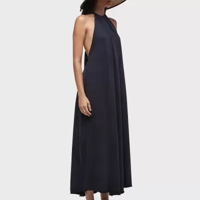 Vestido longo preto halter, chapéu bege e preto, sandálias pretas, mulher em fundo branco
