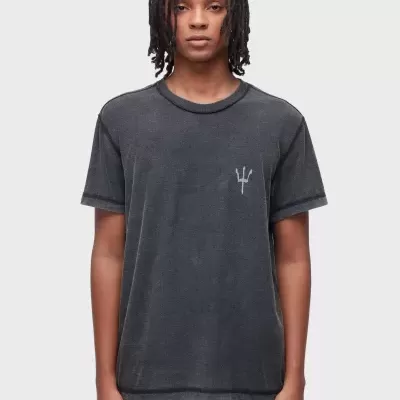 T-shirt cinza escuro com tridente pequeno, calças de ganga azuis