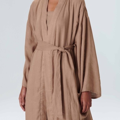 Robe bege com mangas largas e cinto