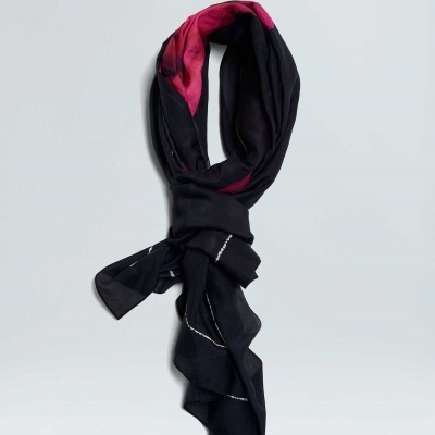 Lenço preto com detalhe rosa e linhas brancas