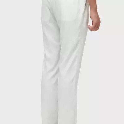 Calças brancas vistas de trás com chinelos brancos