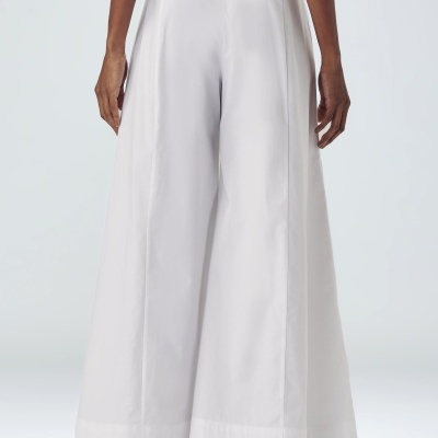 Calças brancas largas de cintura alta vistas por trás