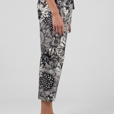 Calças compridas femininas com padrão floral preto e branco e cinto de laço
