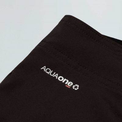 Peça de roupa preta com o texto AQUAone impresso