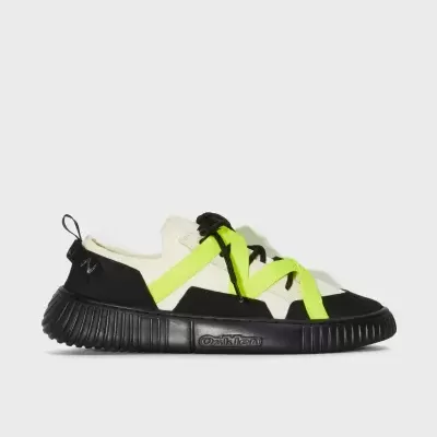 Ténis com sola preta e tiras amarelo-neão