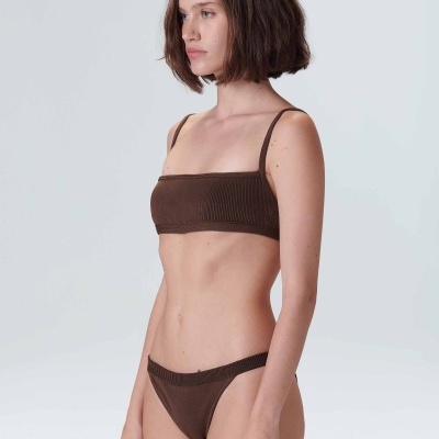 Conjunto de roupa interior feminina castanha em tecido canelado com soutien e cuecas