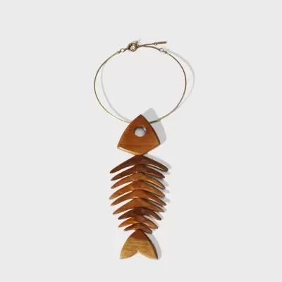 Colar com pendente de esqueleto de peixe em madeira castanha sobre fundo branco