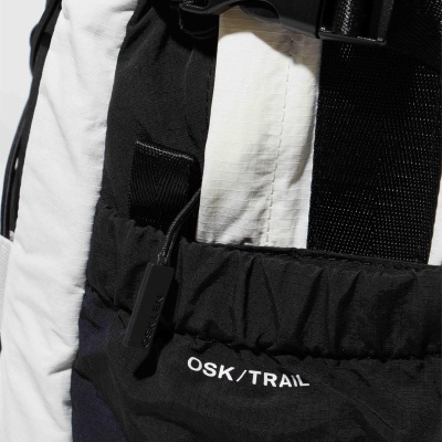 Calças com cinto preto, tecido nylon branco e preto com texto OSK/TRAIL