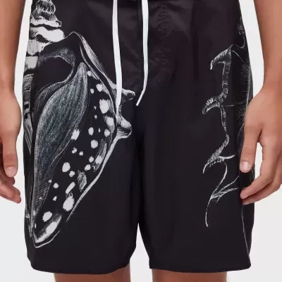 Calções de banho pretos com estampado branco de conchas e cordão branco na cintura.