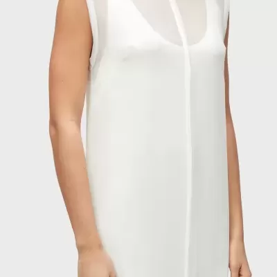 Vestido branco sem mangas com parte superior transparente e costuras verticais