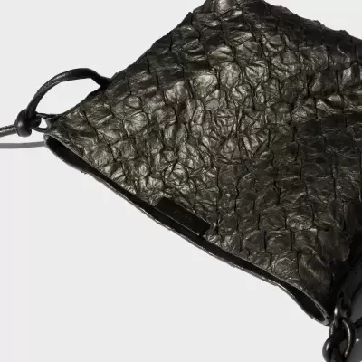 Bolsa de mão preta com textura enrugada e alça fina