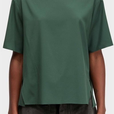 Camiseta verde de manga curta com gola redonda e corte reto na bainha