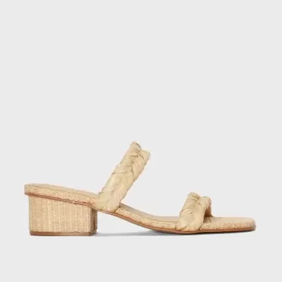 Sandália rasteira bege com salto médio e tiras trançadas