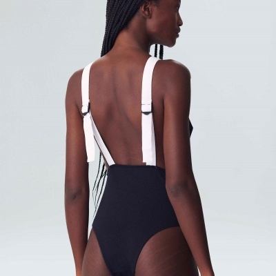 Fato de banho preto com alças largas e ajustáveis brancas em modelo feminino