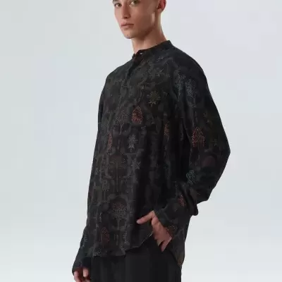 Camisa preta com padrão floral colorido, manga comprida e gola mandarim