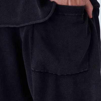 Conjunto de roupa preta de tecido de malha fina com bolso em calção