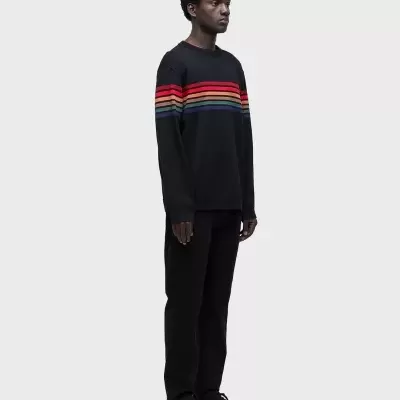 Camisola preta com riscas coloridas horizontais vista de perfil