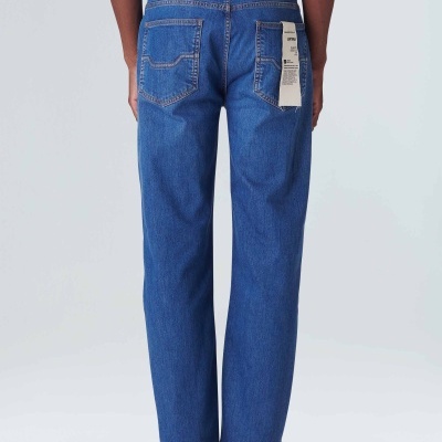 Calças de ganga azuis vistas por trás com etiqueta no bolso