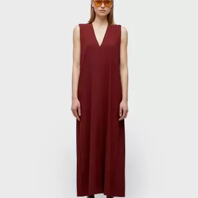 Vestido longo bordô sem mangas com decote em V e óculos de sol laranja