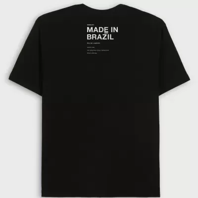 T-shirt preta com texto branco MADE IN BRAZIL nas costas