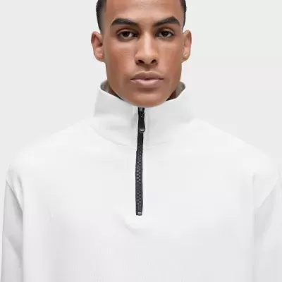 Camisola branca com fecho preto até colarinho alto vista frontal