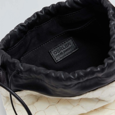 Interior preto de saco em couro claro com etiqueta ORKLOW