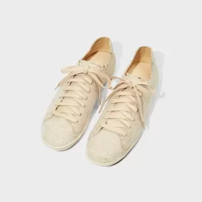 Sapatilhas bege de tecido com atacadores e sola branca