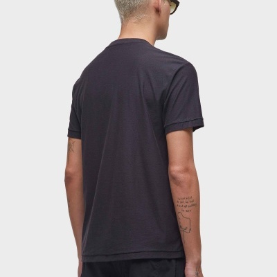 Homem de costas com t-shirt preta e calções pretos