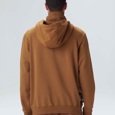 Casaco castanho com capuz visto de costas