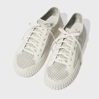 Sapatilhas brancas com furos e atacadores