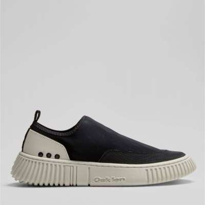 Ténis slip-on preto com sola branca e suporte branco, marca Osklen na sola