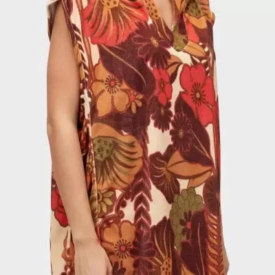 Peça de roupa com padrão floral em tons castanhos e vermelhos com capuz