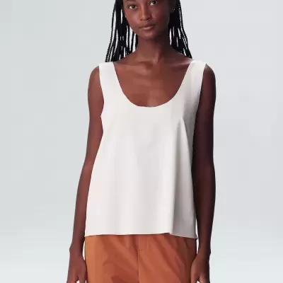 Top feminino branco sem mangas com decote redondo