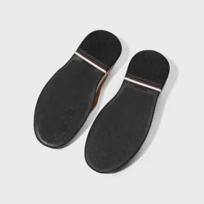 Sola de sapatos pretos antiderrapantes com salto riscado em fundo cinzento