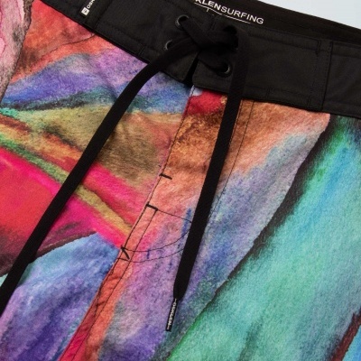 Calções de banho coloridos com cintura preta e cordão ajustável.