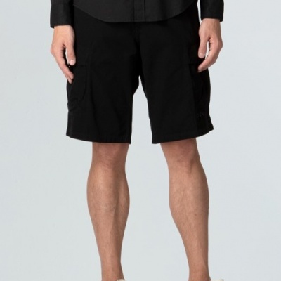 Bermudas negras com bolsos laterais em tecido liso