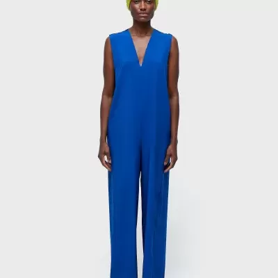 Macacão azul sem mangas com decote em V profundo