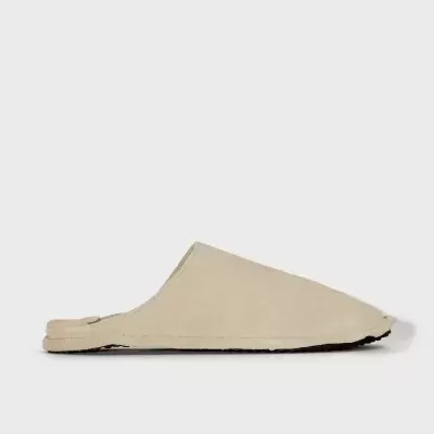 Pantufa bege clara com sola preta